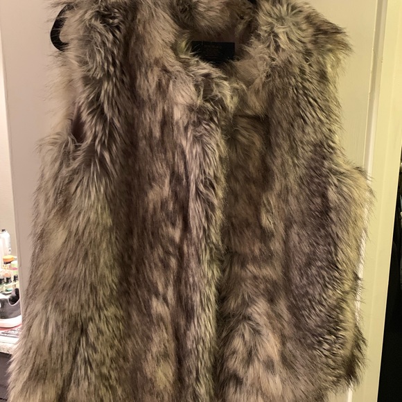 Faux fur vest - Picture 1 of 4